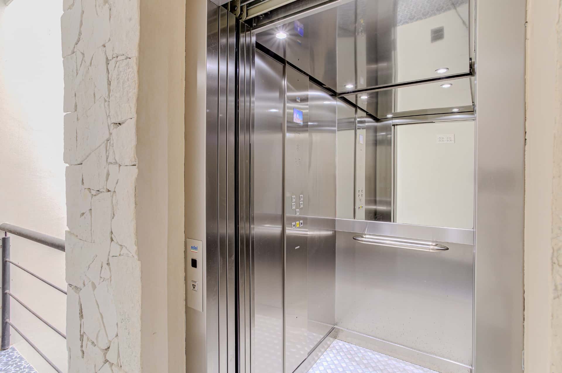 Downtown Puerto Morelos stay with elevator